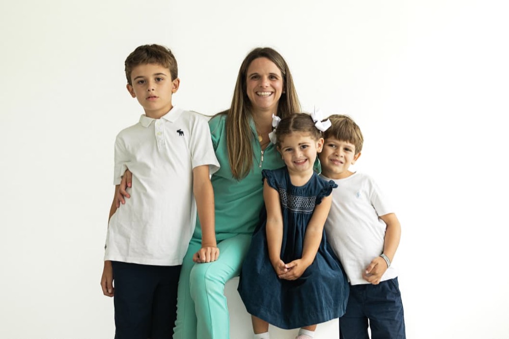 Emilia Silva, enfermera pediátrica, junto a sus tres hijos