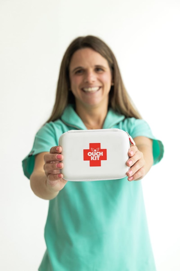 Emilia Silva, enfermera de emergencias pediátricas, con un botiquín de primeros auxilios