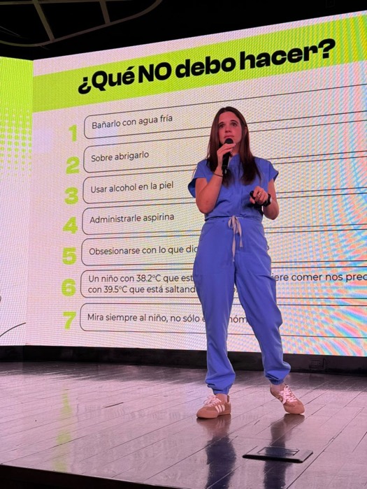 Emilia Silva explicando qué NO hacer ante la fiebre en una charla en vivo