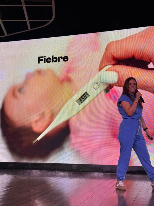 Emilia Silva hablando sobre fiebre infantil en el escenario